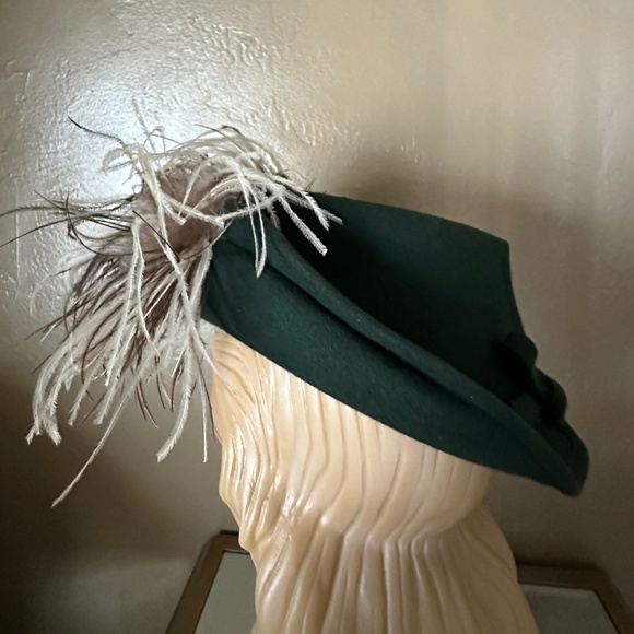 AMAZING 1940s\' GREEN FEDORA TRIMMED WITH LARGE BROWN/WHITE OSTRICH FEATHERS main image 4